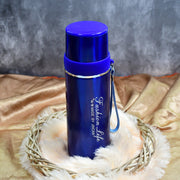 Person holding the stainless steel water bottle, showing its ergonomic size.
